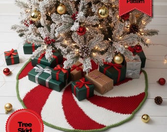 Pode incluir: Uma saia de árvore de Natal com um design listrado em vermelho e branco, assemelhando-se a uma bengala doce. A saia é de crochê e tem uma borda verde. A árvore é decorada com enfeites e rodeada por presentes embrulhados.