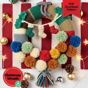 Puede incluir: Una corona navideña hecha a mano con un diseño de punto, con una variedad de pompones coloridos y pequeños calcetines de punto. La corona está adornada con adornos dorados y plateados, piñas y luces de cadena. El texto "Christmas Wreath" es visible.