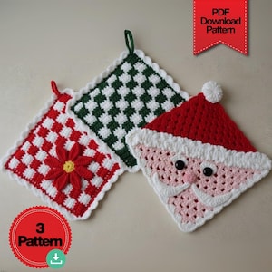 Op de afbeelding: Drie gehaakte pannenlappen in kerstthema. Eén is rood en wit geblokt met een rode bloem, een andere is groen en wit geblokt, en de derde is een kerstman gezicht met een rode hoed en witte rand. De afbeelding bevat de tekst "3 Pattern".
