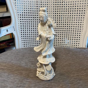 Vintage - Circa principios de 1900 - "Blanc de Chine" - Estatua de porcelana blanca - Figura de la diosa - Guanyin de pie sobre una flor de loto - China