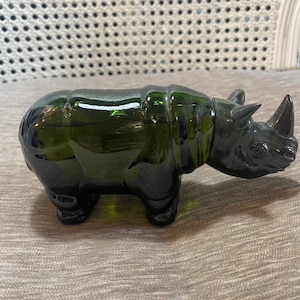 Vintage - Circa anni '70 - Bottiglia Avon - "Big Game Rhino" - Vetro verde scuro - Decanter - Coperchio in plastica verde - Acqua di colonia "Tai Winds" - Piena - Alta 2,75"