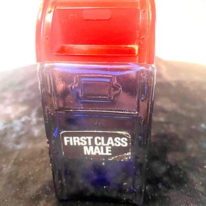 Vintage - Circa anni '70 - Avon - "First Class Male" - Bottiglia di vetro blu - Tappo rosso - Lozione liquida per capelli da uomo - Oggetto da collezione - Man Cave - Regalo