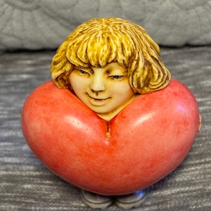 Vintage - 2003 - Harmony Ball Co., Pot Belly's - "Bachelor" (¿Quién será el elegido?) - Figura con tapa - Caja original - Tarjeta de autenticidad