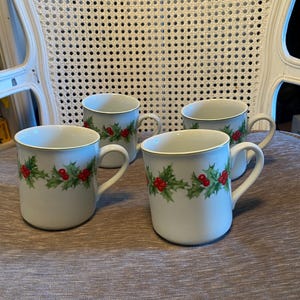 Vintage - 1970&#39;s - Set of Four (4) - Christmas Coffee Cups - Tea Cups - Mugs - Schmidt - Porcelana - Brasil Holly & Berries Design