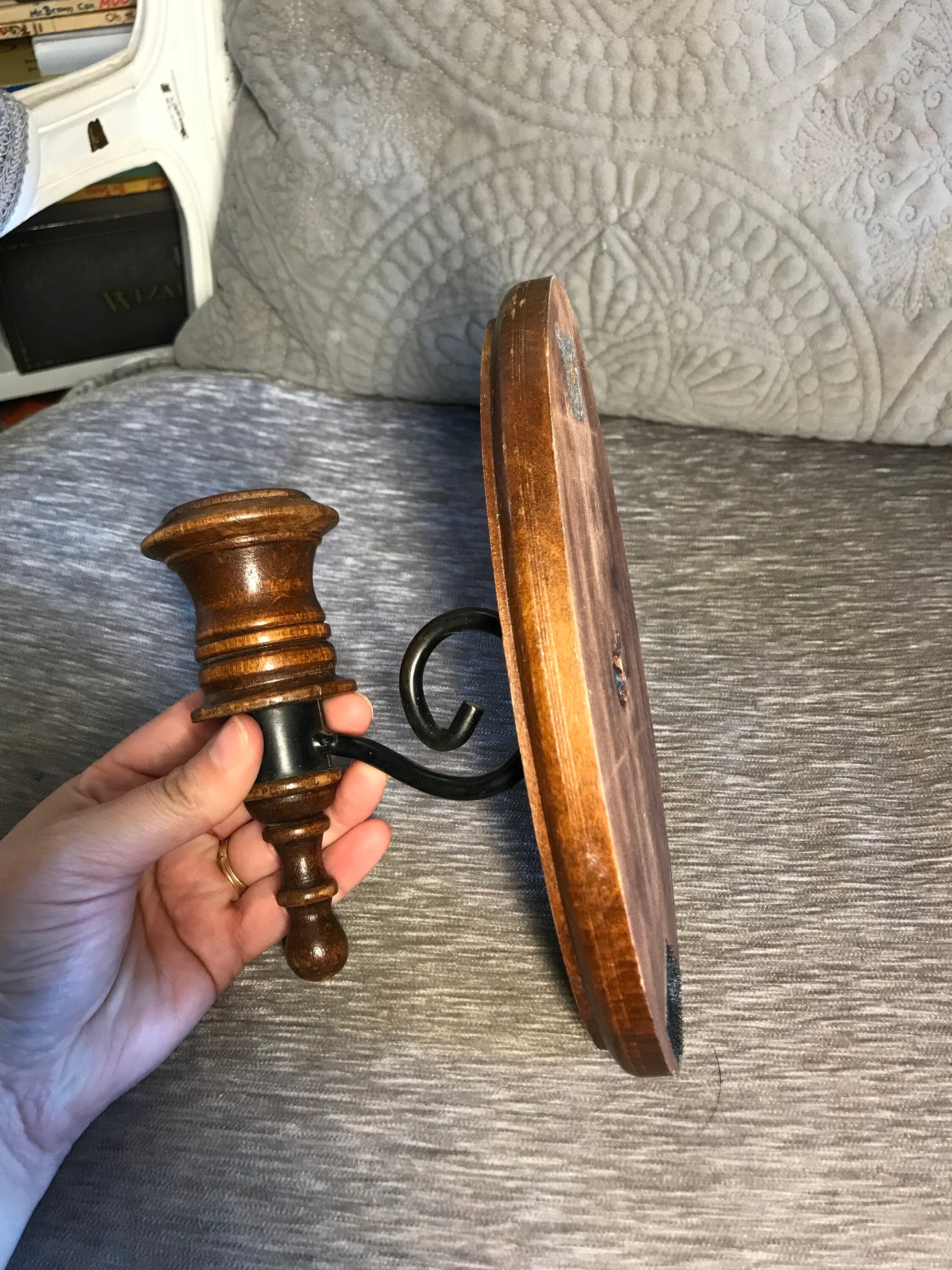 ヴィンテージの木製キャンドルスタンド：1970年代のコロニアル様式の壁