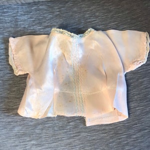 Camisón vintage de muñeca de los años 60: mono de satén rosa pálido con blusa (para muñecas de 40-45 cm)