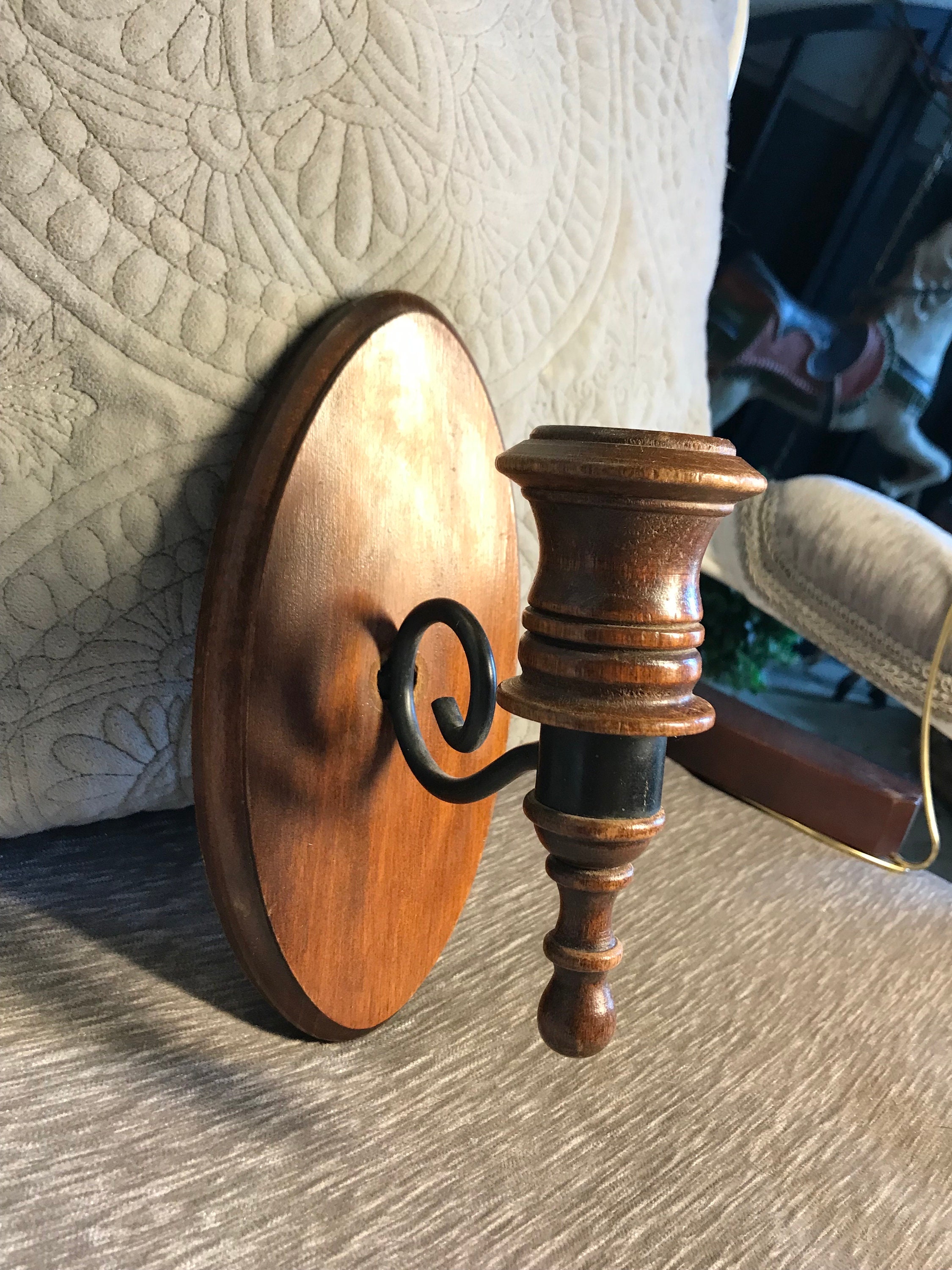 ヴィンテージの木製キャンドルスタンド：1970年代のコロニアル様式の壁