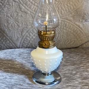 Vintage - 1960er Jahre -Miniatur -klein -weiße Milchglas -Hobnail - Öllampe - Sammlerstück -6 3/4 Zoll hoch mal 2 1/2 Zoll im Durchmesser