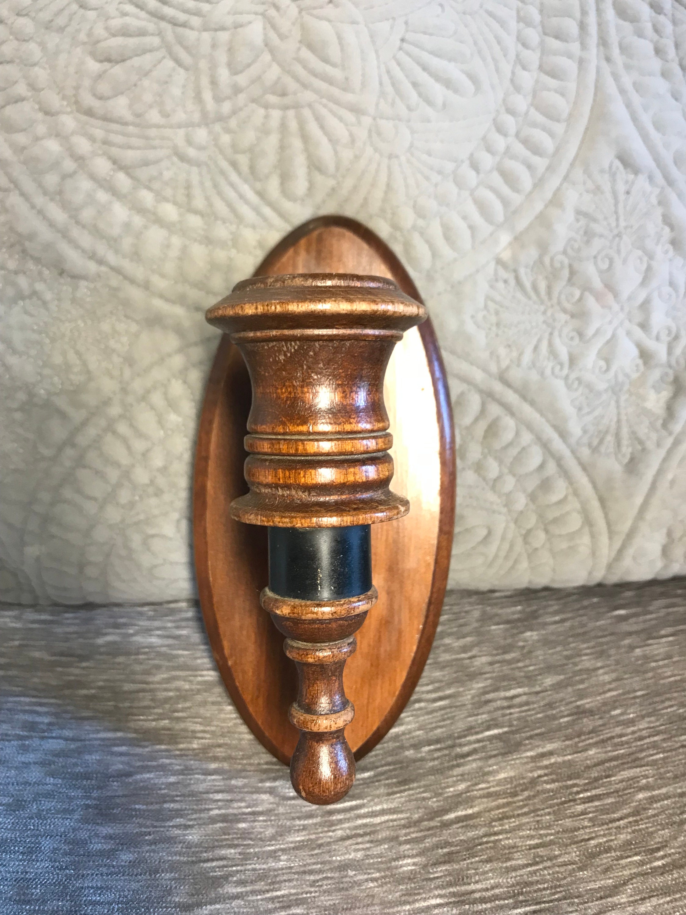 ヴィンテージの木製キャンドルスタンド：1970年代のコロニアル様式の壁