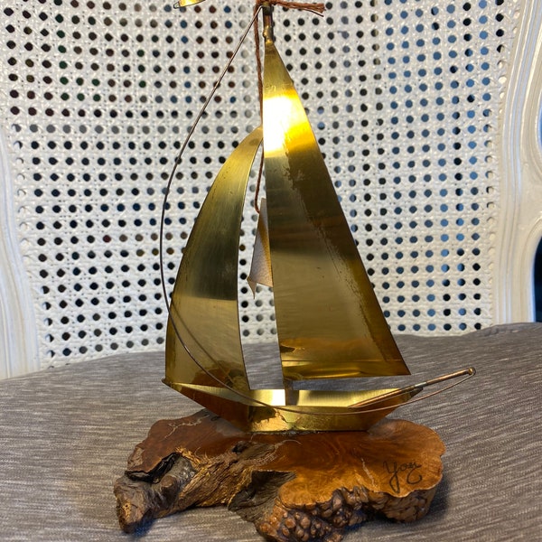 Vintage - 1970's - YOSI - Scultura barca a vela in ottone e rame - Bella base in legno galleggiante - Brutalista - Firmato - Con cartellino originale - Nautico