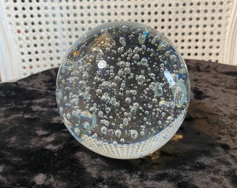 Vintage - années 1970 - sphère de 4 pouces - lourde - verre transparent - oeuvre d'art - boule - presse-papier - boule - rempli de bulles - bureau - cadeau - hypnotisant