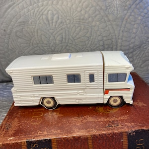 Vintage - Anni '70 circa - Bottiglia Avon - Bicchiere da latte bianco - "Winnebago Motor Home" - Vuota - Bottiglia di Colonia dopobarba "Wild Country" da uomo.