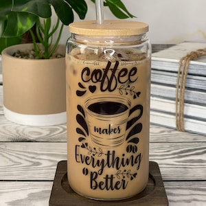 Eiskaffee-Tasse aus Glas mit Bambusdeckel und Strohhalm
