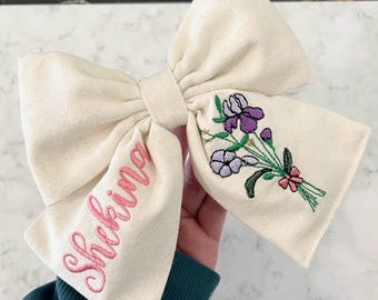 Lazo de lino bordado personalizado, accesorio para el cabello con flor de nacimiento y nombre personalizado