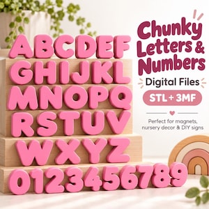 Könnte beinhalten: Ein Set aus rosafarbenen, klobigen, dreidimensionalen Buchstaben und Zahlen, angeordnet auf hellen Holzblöcken. Der Text rechts lautet: Chunky Letters & Numbers, Digital Files, STL + 3MF, Perfect for magnets, nursery decor & DIY signs.