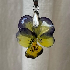 Flower pendant &quot;thought&quot; encapsulated in its shape