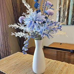 Arreglo floral azul y lavanda: Jarrón rústico moderno