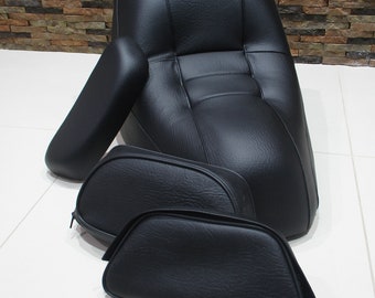 Housse de selle noire pour scooter Honda CN250 Spazio Helix, avec dossier et rangement intégrés.