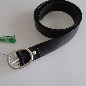 cintura unisex nera in pelle con fibbia ovale argento accorciabile unisex black leather belt with silver oval buckle that can be shortened