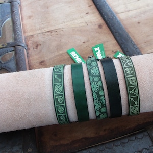 Pulsera unisex en cuero verde con grabados Pulsera india Seminole pintada a mano en cuero verde hecha a mano regalo exclusivo