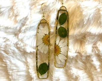 Daisy botanical earrings | Daisy earrings | Spring jewelry | Dried botanicals | Dried flower earrings | Flowers in resin | Boho earrings