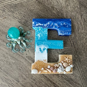 Decoración de pared con letras del océano - Regalo hecho a mano - Arte inspirado en el océano con resina epoxi - Decoración costera para el hogar - Letra rústica para colgar en la pared con letras del océano