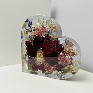 Lembrança de preservação floral de resina epóxi personalizada - Peças memoriais de casamento ou funeral feitas à mão - grande coração, letra e bloco floral quadrado