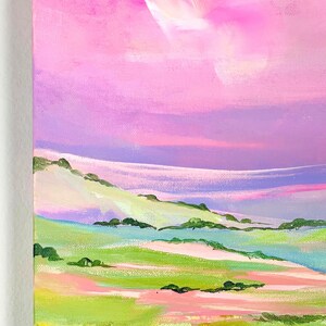 Puede incluir: Pintura abstracta de un paisaje con colinas onduladas y un cielo rosa y morado. Las colinas est&aacute;n pintadas en tonos de verde y rosa, y el cielo es de un rosa suave con toques de morado.
