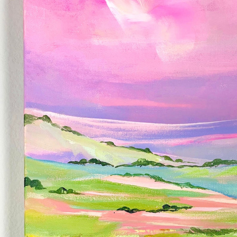 Puede incluir: Pintura abstracta de un paisaje con colinas onduladas y un cielo rosa y morado. Las colinas est&aacute;n pintadas en tonos de verde y rosa, y el cielo es de un rosa suave con toques de morado.