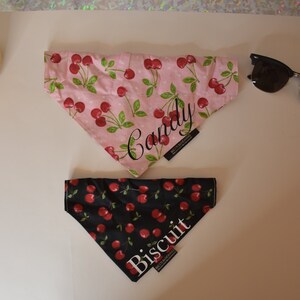 Cherrys Over The Collar Hondenbandana