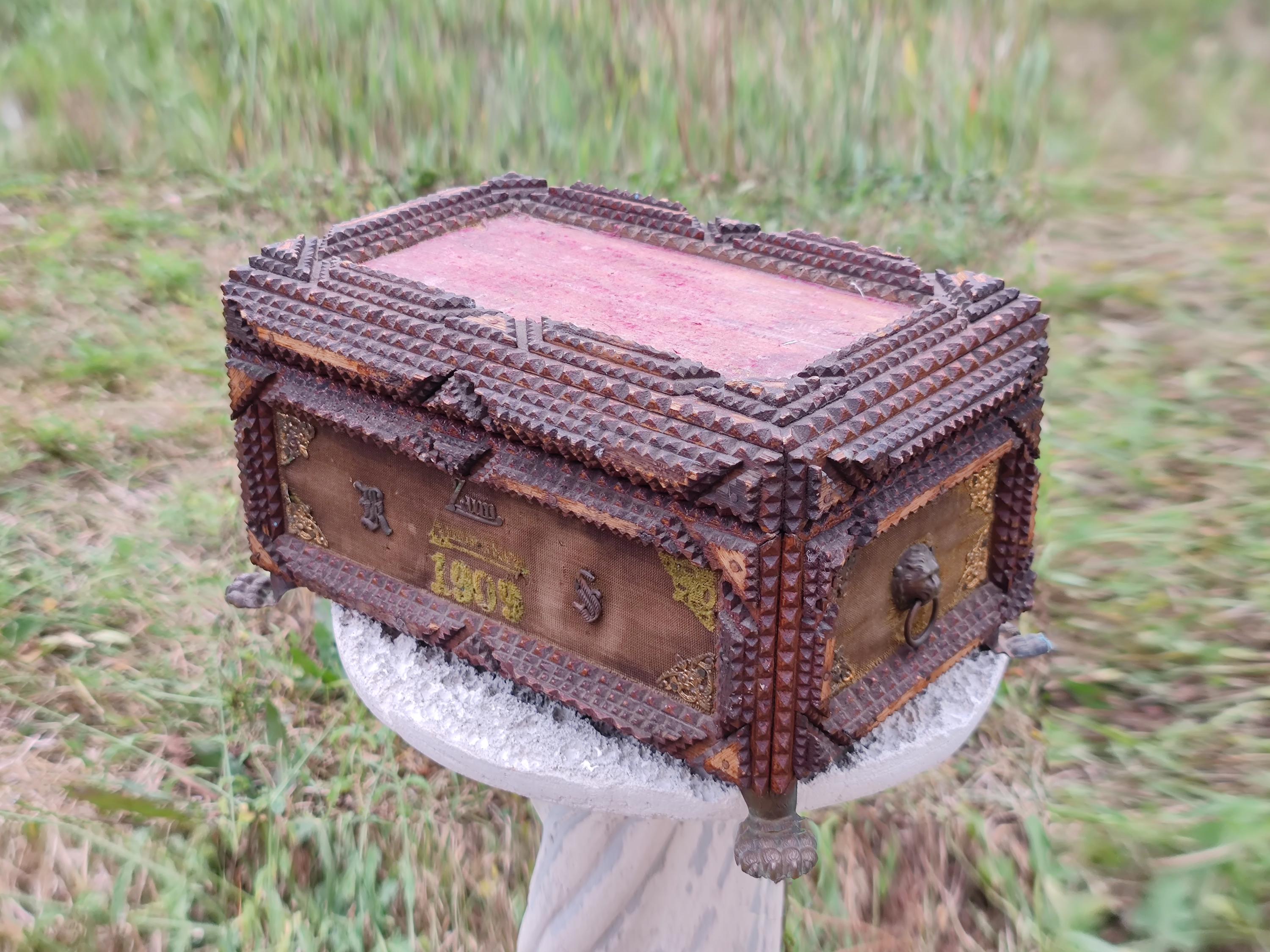 * antique box ୨୧ 19世紀の古い古い ボンボニエール Tramp Art Box Antique Carved Wood, Vintage Memory Box, German Folk