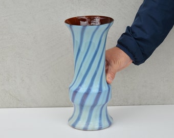 花用のストライプ花瓶、繊細な白とオレンジの曲線ストライプ花瓶、1970