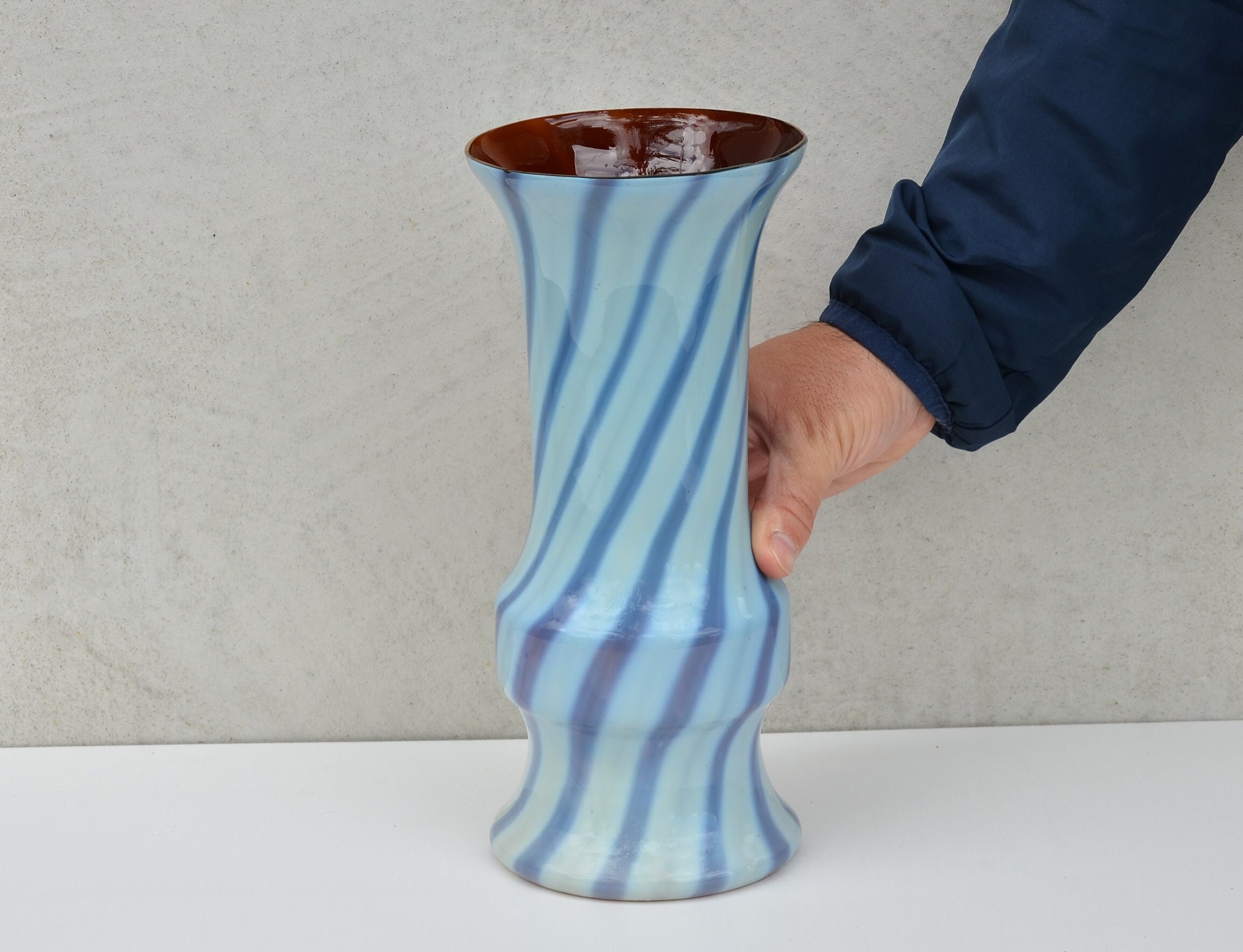 花用のストライプ花瓶、繊細な白とオレンジの曲線ストライプ花瓶、1970