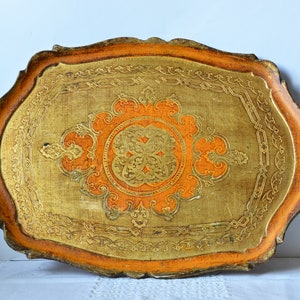 Vassoio fiorentino italiano, vassoio da portata color oro vintage, Hollywood Regency, grande vassoio da portata della metà del secolo, l&#39;usura non fa altro che aumentare il suo fascino