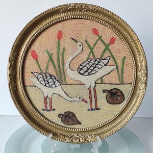 Vintage Stickerei Vogel Reiher Wandteppich, antiker verziehrter Goldrahmen Rund 12 Zoll für die Wand 1970er Jahre, goldener Bilderrahmen, großer Kreisrahmen