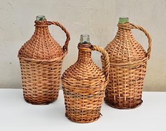 Vintage Demijohn gewebte Weidenflasche, Retro-Landdekor, alte Glasweinflasche eingewickelt in gewebtem Stroh 1970er Jahre, Weiden-Demijohn-Hochzeitsdekor