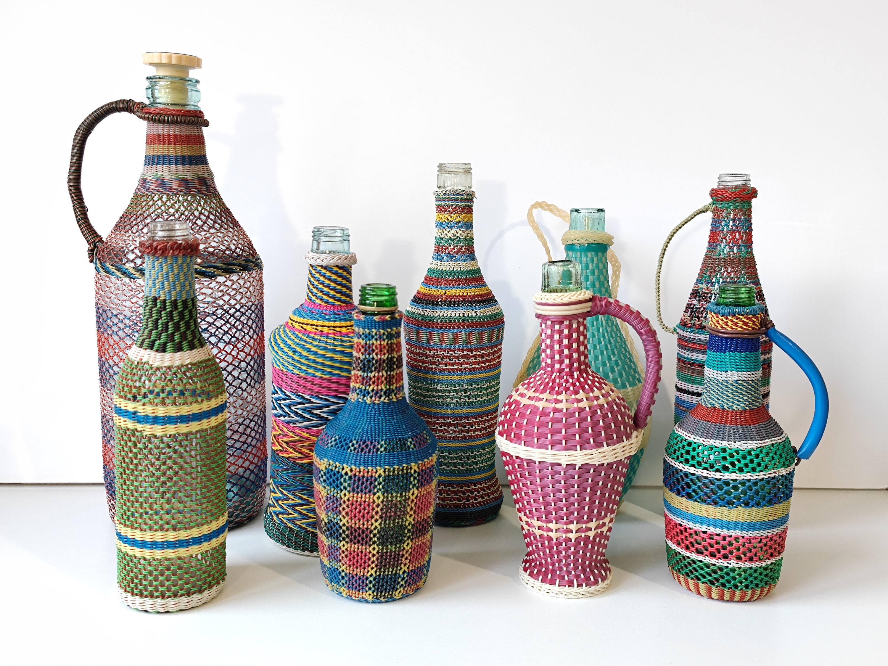 Vintage Korbflasche Multicolor, französisches Landhaus Küche Esszimmer, Demijohn bunter Plastik-Wickerflaschenkrug, Retro rustikales Dekor