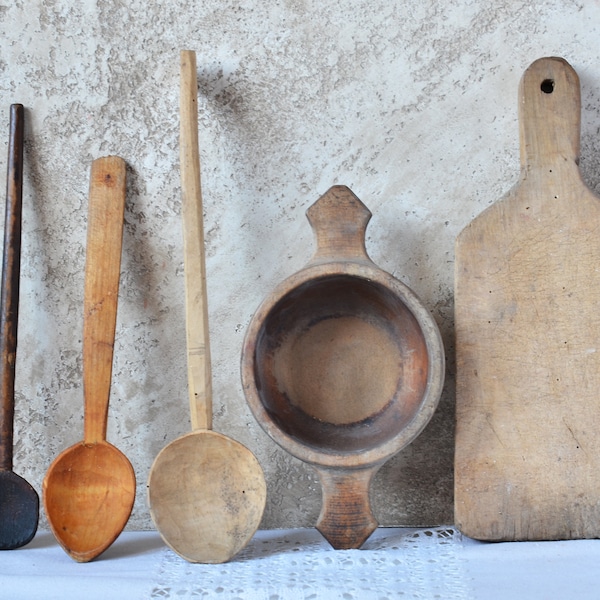 Set von rustikalem primitiven Folk-Küchendekor, Vintage-Holzlöffeln, handgeschnitzter Schaufel, Holzschneidebrett und Schüssel, französischem Bauernhausdekor