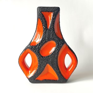 Vaso vintage Fat Lava da Roth Keramik, Alemanha Ocidental, década de 1970. Vaso em formato de guitarra laranja, modelo 312, estilo retrô abstrato, em cerâmica moderna de meados do século XX.