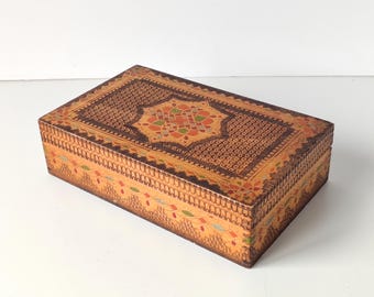 Vintage trälåda med pyrografi, minnesask, bulgarisk prydnadsask i trä, gammal souvenirask, handmålad smyckesask, bulgariskt folkmotiv