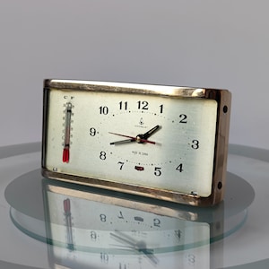 Orologio meccanico &quot;Chunlei&quot; con termometro, sveglia vintage realizzata in Cina negli anni &#39;70, sveglia da tavolo dell&#39;era spaziale della metà del secolo, arredamento retrò
