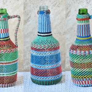 Vintage Weidenflasche, Retro Country Decor, alte Souvenirglasflasche in Kunststofffäden eingewickelt, farbiges Weiden-Demijohn-Dekor