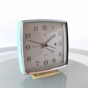 Sveglia vintage, orologio meccanico quadrato realizzato in Cina negli anni &#39;70, sveglia da tavolo dell&#39;età atomica della metà del secolo, decorazione retrò azzurro