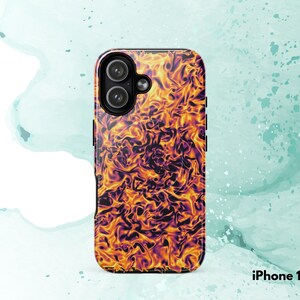 Puede incluir: Funda para teléfono iPhone 17 con diseño de llamas. La funda tiene un borde negro y un patrón de llamas naranjas, amarillas y moradas. Las lentes de la cámara del teléfono son visibles en la parte superior.