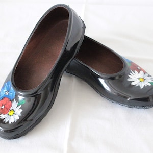 Stijlvolle bloemenoverschoenen lage schoenen, Estse Muhu-patroon artistieke schoenen, handgeschilderde unieke damesschoenen, Estse beste tuinschoenen
