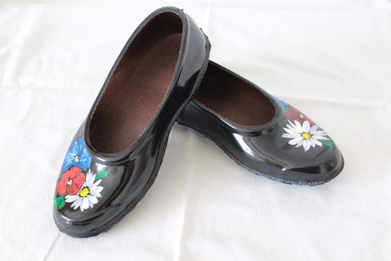Eleganti scarpe basse Galosce floreali, scarpe artistiche modello Muhu  estone, scarpe da donna uniche dipinte a mano, migliori scarpe da giardino  estoni - Etsy Italia