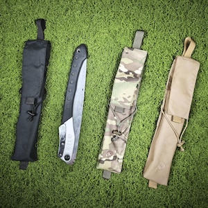Peut inclure: Une scie pliante avec un manche noir et une lame argentée placée à côté de trois étuis en tissu verticaux de couleur noire, camouflage et beige. Chaque étui comporte une boucle supérieure, un rabat et un système de cordon de serrage réglable.