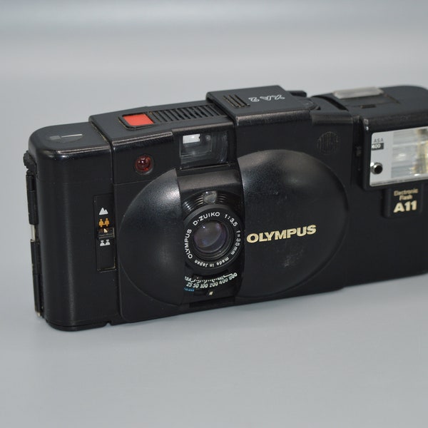 Olympus XA2 35mm Film Kamera mit Blitz Compact Point & Shoot komplett Clad 3042339