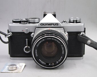 Olympus OM1 35mm SLR Camera w 1.8/50 Clad Seals Battery Tested SR. 358244 - As Is