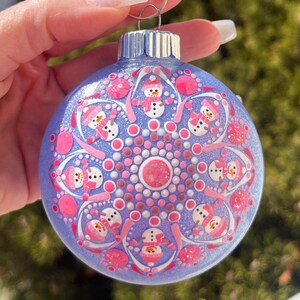 Ornament mit Punktmalerei - Schneefrau